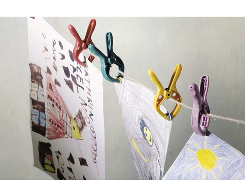 Waslijn met wasknijpers en kinder tekeningen