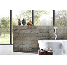 Moderne badkamer met natuurstenen muur, vrijstaand bad en kamerplanten