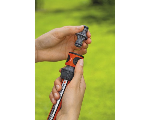 Tuinslang met slangconnector wordt aangesloten.