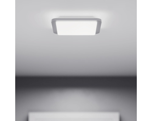 Vierkante plafondlamp van kunststof aan het plafond