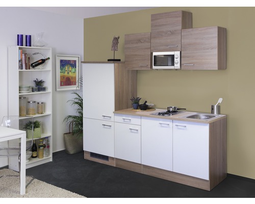 FLEX WELL Keukenblok met apparatuur Samoa wit en sonoma eiken mat 210x60 cm Inbouwkeuken met spoelbak, kookplaat, koelkast, magnetron en hangkasten in een heldere en georganiseerde keukenscène.