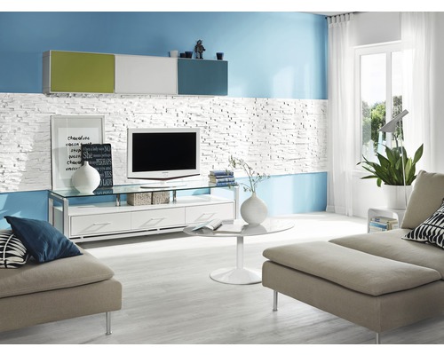 Woonkamer met televisie, bank en witte meubels in modern design