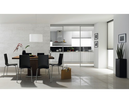 Moderne eetkamer met houten tafel, zwarte stoelen en open keuken