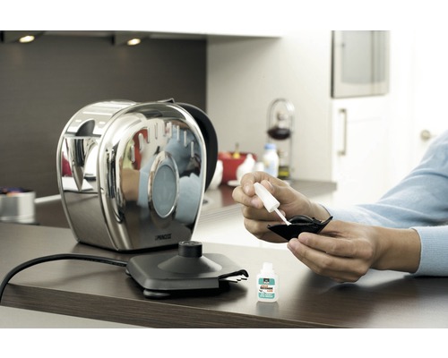 Scene met een reparatie van een Princess tafelgrill en alleslijm.