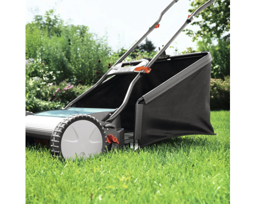 Handgrasmaaier met grasopvangbak in de tuin