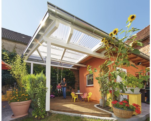 Terras met overkapping, houten terras, kinderschommel, tafel en planten