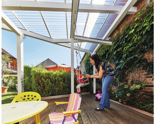 Overdekt terras met moeder en kind op een schommel