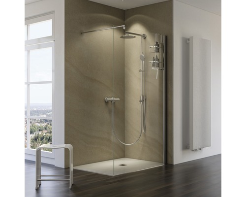 Inloopdouche met douchearmatuur, douchegoot en radiator in een badkamer.