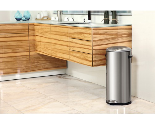 Roestvrijstalen pedaalemmer in een moderne keuken