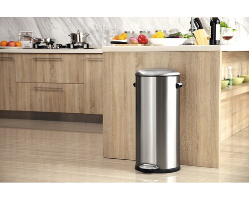 Roestvrijstalen pedaalemmer in een lichte keuken.