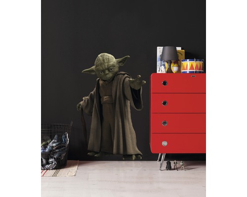 Kamerdecoratie met Yoda muursticker, rode ladekast, lamp en speelgoed