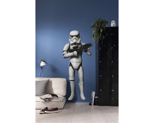 Star Wars Stormtrooper figuur in de woonkamer met bank en kast