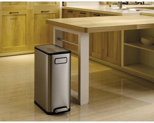 Roestvrijstalen pedaalemmer in een keuken.