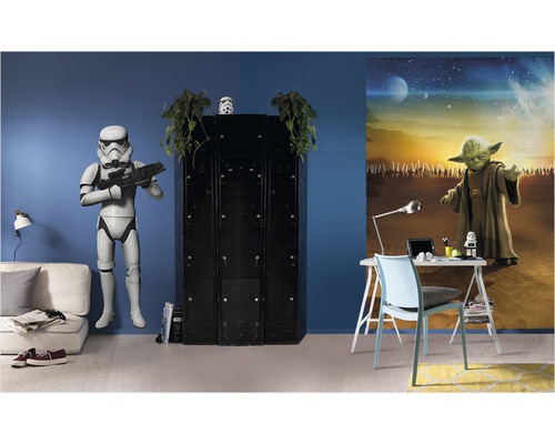 Gedecoreerde kamer met Stormtrooper figuur, kluisje, bureau en Yoda muurschildering