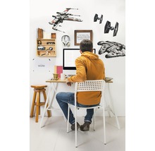 Inrichting van een werkplek met bureau, stoel en wanddecoratie met Star Wars-motieven.