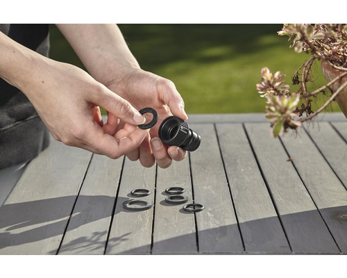 Installatie van een slangkoppeling met afdichtringen op een tuintafel