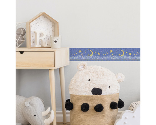 Kinderkamer met nachtthema rand, bijzettafel, knuffels en decoratie