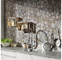 Keukenscène met stenen wandbekleding, gootsteen en planken