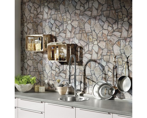 Keukenscène met stenen wandbekleding, gootsteen en planken