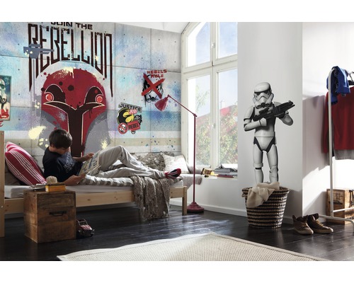 Lichte kinderkamer met muurbehang in graffitistijl, bed en Stormtrooper-figuur
