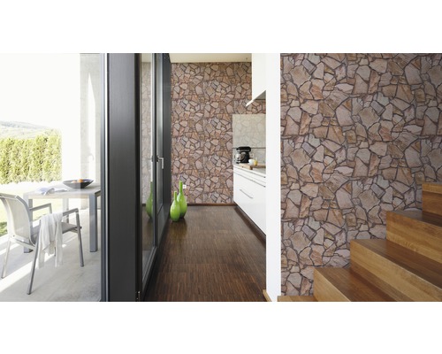 Kameroverzicht met stenen behang, houten vloer en toegang tot het terras