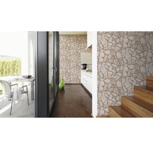 Interieur met behang in steenmotief, houten vloer en trap