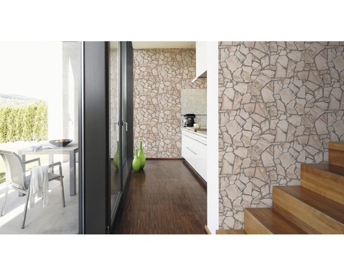 Interieur met behang in steenmotief, houten vloer en trap