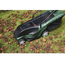 Bosch grasmaaier op gazon met bladeren