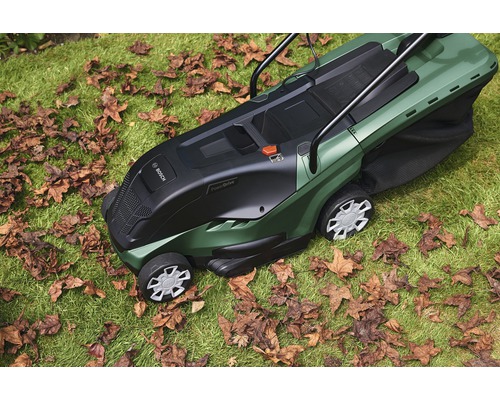 Bosch grasmaaier op gazon met bladeren
