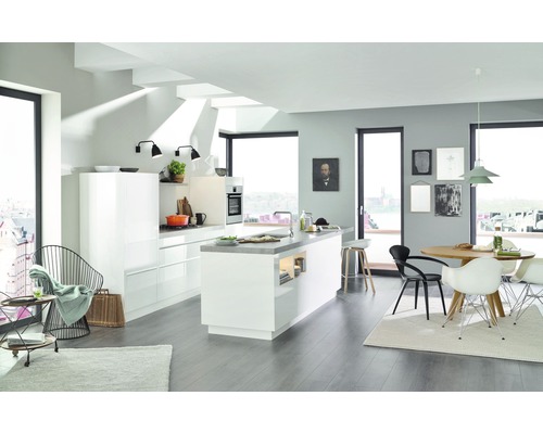 Lichte keuken met kookeiland, eettafel en stoelen in een modern design.