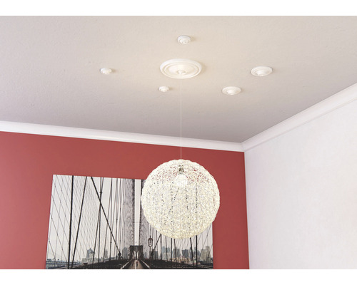 Plafondrozet met sierlijsten en hanglamp in de ruimte