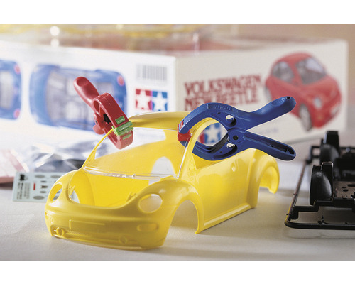 Gele Volkswagen New Beetle carrosserie met gereedschapsklemmen voor modelbouw