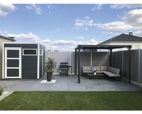 Tuinaanzicht met tuinhuis, barbecue en overdekte zithoek