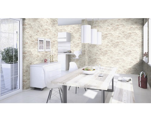 Lichte ruimte met eettafel, stoelen en wandbekleding in steenlook.