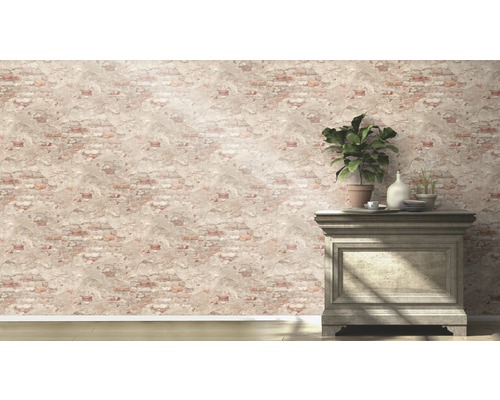 Lichte kamer met bakstenen behang en commode