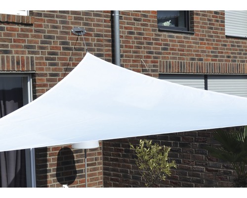 Wit zonnescherm voor schaduw in de buitenruimte