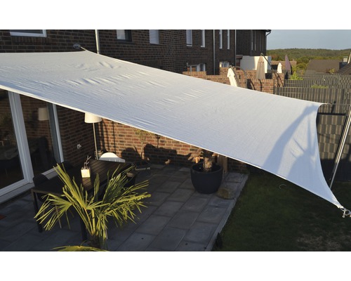 FLORACORD Schaduwdoek wind- en waterdoorlatend crèmewit 250x300 cm Wit zonnescherm biedt schaduw op een terras met tafel en planten.