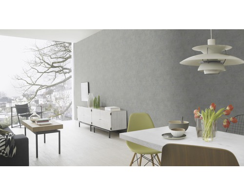 Woonkamer met eettafel, stoelen, dressoir en groot raam met uitzicht op de stad.