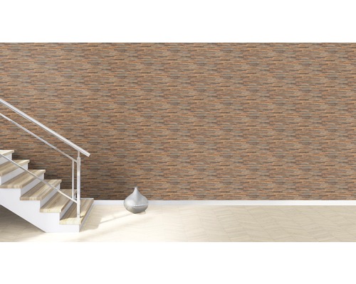 Scène met trap, decoratieve muur en vaas.