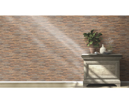 Wanddecoratie met panelen in houtlook en dressoir met decoratie