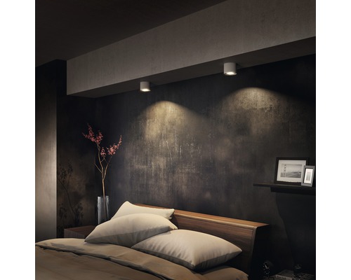 Slaapkamer met bed en twee plafondlampen