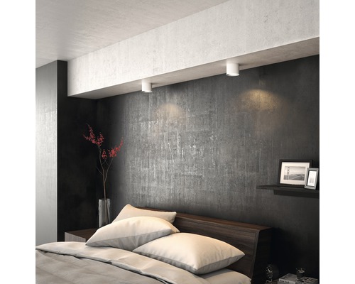 Slaapkamer met bed en plafondlampen