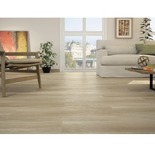 Woonkamer met houtlook tegelvloer, fauteuil, bank en raam