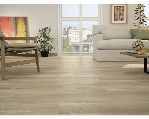 Woonkamer met houtlook tegelvloer, fauteuil, bank en raam