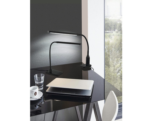 Twee zwarte led-bureaulampen, één met voet en één met klem, staan op een bureau.