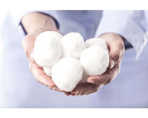 Handen houden wattenbollen vast