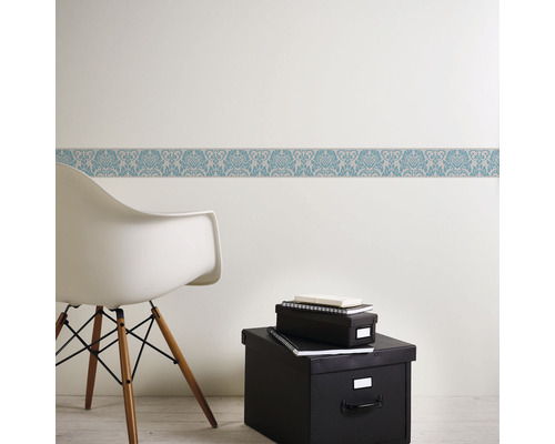 Wanddecoratie met border, stoel en opbergdozen