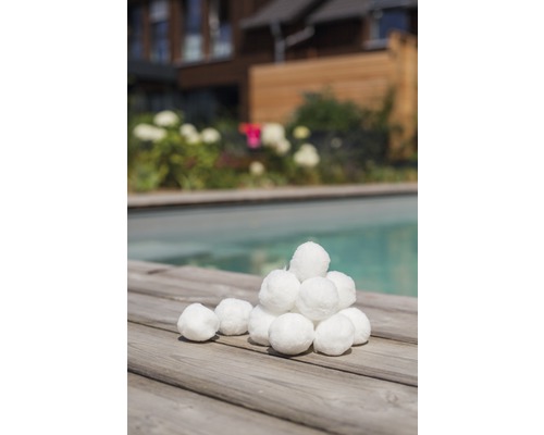 Verschillende ballen op houten oppervlak buitenshuis