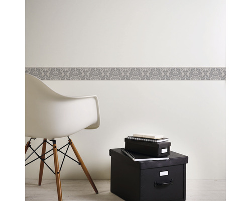 Kamerweergave met rand, stoel en opbergdozen