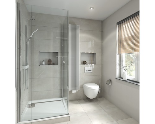 Lichte badkamer met douche, radiator en toilet